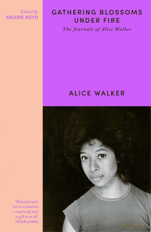 Gathering Blossoms Under Fire: The Journals of Alice Walker - Alice Walker [KSIĄŻKA]