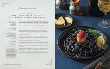 A Ravenous Feast: Spellbinding Recipes Inspired by the Literary Works of Edgar Alan Poe - Veronica Hinke [KSIĄŻKA]