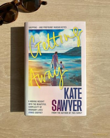 Getting Away: The holiday read of a lifetime from the author of THE STRANDING - Kate Sawyer [KSIĄŻKA]