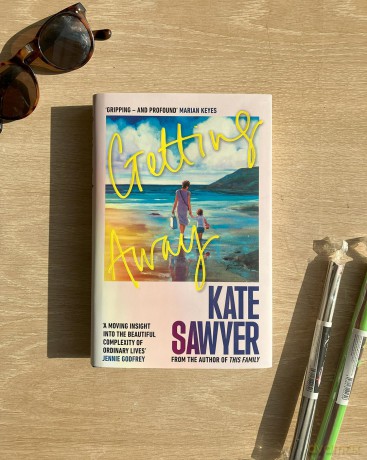 Getting Away: The holiday read of a lifetime from the author of THE STRANDING - Kate Sawyer [KSIĄŻKA]