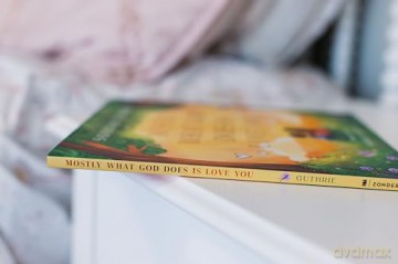 Mostly What God Does is Love You - Savannah Guthrie [KSIĄŻKA]