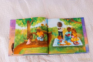 Mostly What God Does is Love You - Savannah Guthrie [KSIĄŻKA]