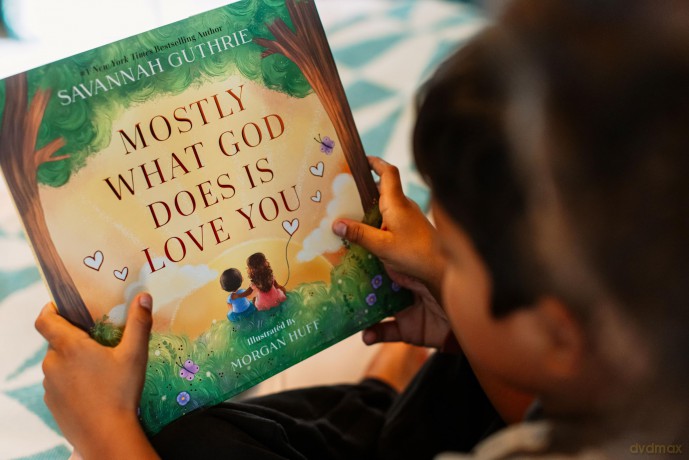 Mostly What God Does is Love You - Savannah Guthrie [KSIĄŻKA]