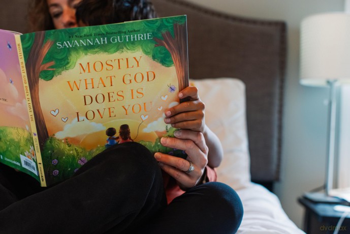 Mostly What God Does is Love You - Savannah Guthrie [KSIĄŻKA]