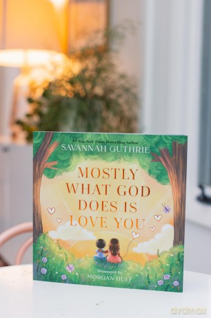 Mostly What God Does is Love You - Savannah Guthrie [KSIĄŻKA]