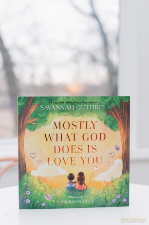 Mostly What God Does is Love You - Savannah Guthrie [KSIĄŻKA]