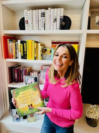 Mostly What God Does is Love You - Savannah Guthrie [KSIĄŻKA]