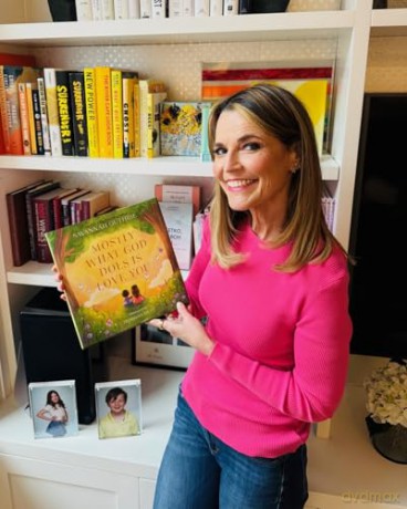 Mostly What God Does is Love You - Savannah Guthrie [KSIĄŻKA]