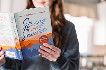 Strong and Secure: 100 Devotions for Young Women - Michelle Nietert [KSIĄŻKA]