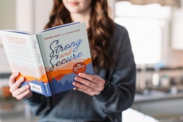 Strong and Secure: 100 Devotions for Young Women - Michelle Nietert [KSIĄŻKA]