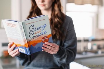 Strong and Secure: 100 Devotions for Young Women - Michelle Nietert [KSIĄŻKA]