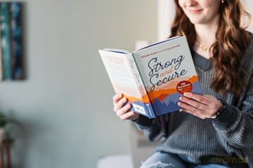 Strong and Secure: 100 Devotions for Young Women - Michelle Nietert [KSIĄŻKA]