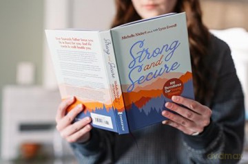 Strong and Secure: 100 Devotions for Young Women - Michelle Nietert [KSIĄŻKA]