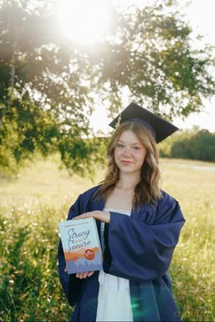 Strong and Secure: 100 Devotions for Young Women - Michelle Nietert [KSIĄŻKA]