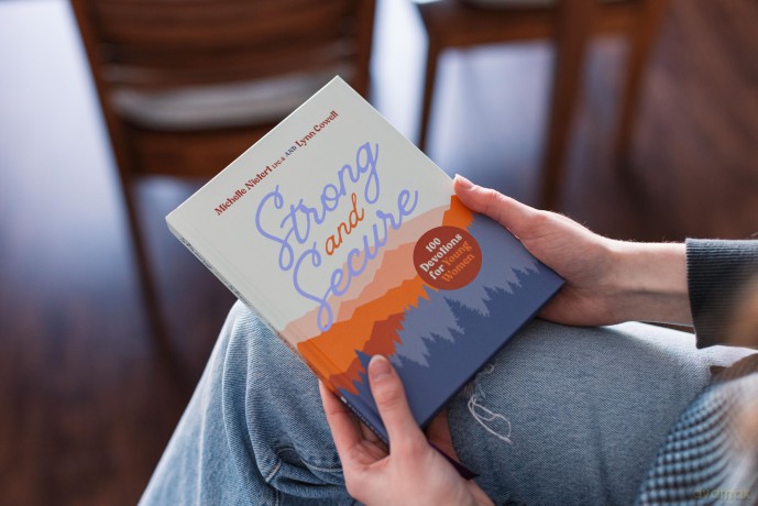 Strong and Secure: 100 Devotions for Young Women - Michelle Nietert [KSIĄŻKA]