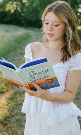 Strong and Secure: 100 Devotions for Young Women - Michelle Nietert [KSIĄŻKA]