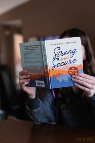 Strong and Secure: 100 Devotions for Young Women - Michelle Nietert [KSIĄŻKA]