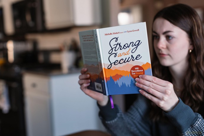 Strong and Secure: 100 Devotions for Young Women - Michelle Nietert [KSIĄŻKA]