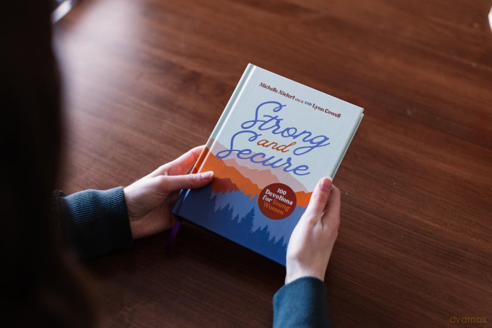 Strong and Secure: 100 Devotions for Young Women - Michelle Nietert [KSIĄŻKA]
