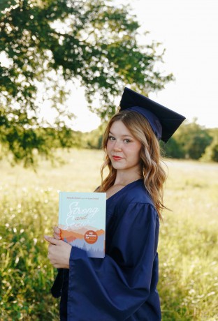 Strong and Secure: 100 Devotions for Young Women - Michelle Nietert [KSIĄŻKA]