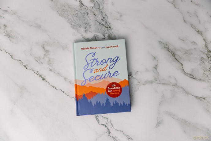 Strong and Secure: 100 Devotions for Young Women - Michelle Nietert [KSIĄŻKA]