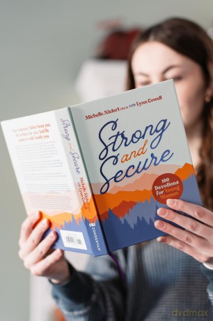 Strong and Secure: 100 Devotions for Young Women - Michelle Nietert [KSIĄŻKA]