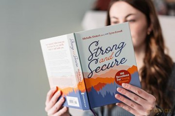 Strong and Secure: 100 Devotions for Young Women - Michelle Nietert [KSIĄŻKA]