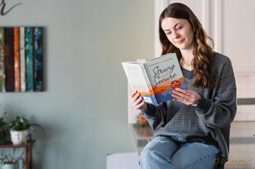 Strong and Secure: 100 Devotions for Young Women - Michelle Nietert [KSIĄŻKA]