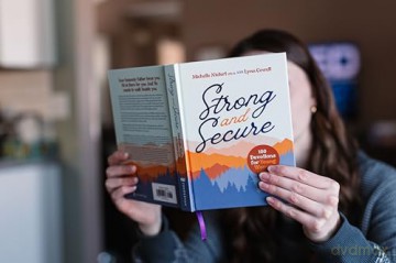 Strong and Secure: 100 Devotions for Young Women - Michelle Nietert [KSIĄŻKA]