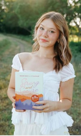 Strong and Secure: 100 Devotions for Young Women - Michelle Nietert [KSIĄŻKA]