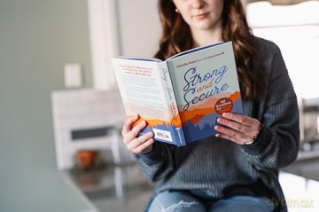 Strong and Secure: 100 Devotions for Young Women - Michelle Nietert [KSIĄŻKA]