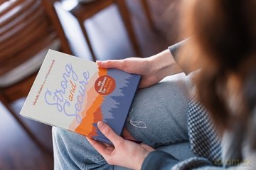 Strong and Secure: 100 Devotions for Young Women - Michelle Nietert [KSIĄŻKA]