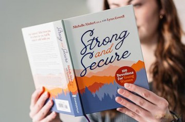 Strong and Secure: 100 Devotions for Young Women - Michelle Nietert [KSIĄŻKA]