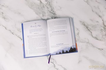 Strong and Secure: 100 Devotions for Young Women - Michelle Nietert [KSIĄŻKA]