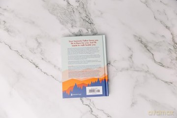 Strong and Secure: 100 Devotions for Young Women - Michelle Nietert [KSIĄŻKA]
