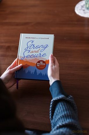 Strong and Secure: 100 Devotions for Young Women - Michelle Nietert [KSIĄŻKA]