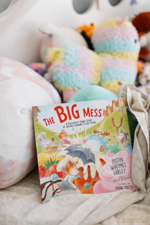 The Big Mess: A Deliciously Funny Story of Siblings Learning to Get Along - Justin Whitmel Earley [KSIĄŻKA]