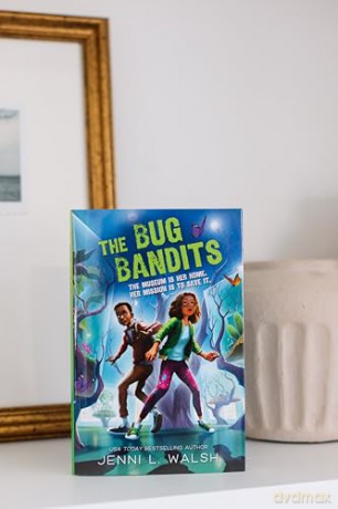 The Bug Bandits: The Museum Is Her Home. Her Mission Is to Save It. - Jenni L Walsh [KSIĄŻKA]