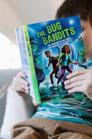 The Bug Bandits: The Museum Is Her Home. Her Mission Is to Save It. - Jenni L Walsh [KSIĄŻKA]