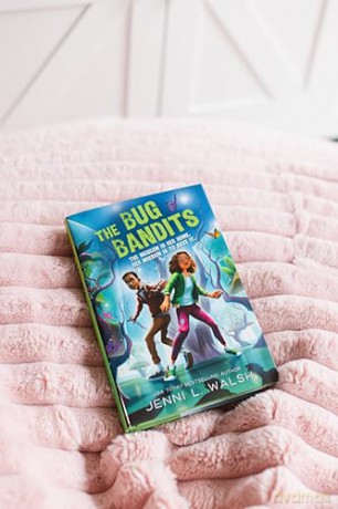 The Bug Bandits: The Museum Is Her Home. Her Mission Is to Save It. - Jenni L Walsh [KSIĄŻKA]