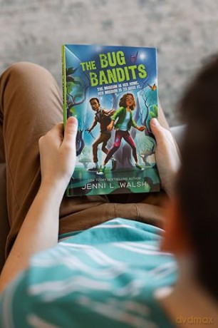 The Bug Bandits: The Museum Is Her Home. Her Mission Is to Save It. - Jenni L Walsh [KSIĄŻKA]