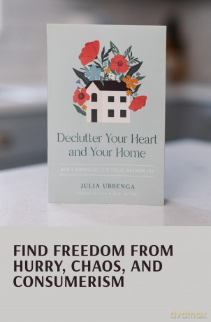 Declutter Your Heart and Your Home: How a Minimalist Life Yields Maximum Joy - Julia Ubbenga [KSIĄŻKA]