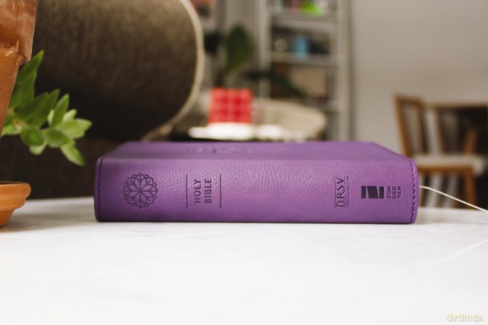 NRSVue, Holy Bible with Apocrypha, Compact, Leathersoft, Purple, Comfort Print: Nrsvue, Holy Bible With Apocrypha, Leathersoft, Purple, Comfort Print - Zondervan [KSIĄŻKA]