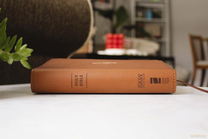 NRSVue, Holy Bible, Compact, Leathersoft, Brown, Comfort Print: Nrsvue, Holy Bible, Leathersoft, Brown, Comfort Print - Zondervan [KSIĄŻKA]