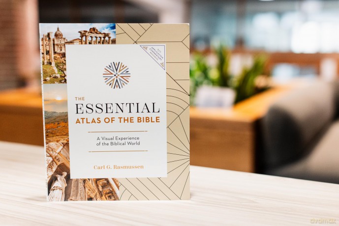The Essential Atlas of the Bible: A Visual Experience of the Biblical World (NIV Application Commentary Resources) - Carl G. Rasmussen [KSIĄŻKA]