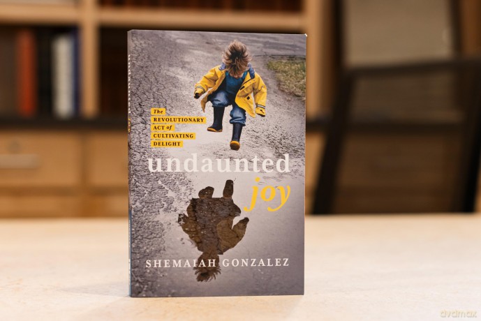 Undaunted Joy: The Revolutionary Act of Cultivating Delight - Shemaiah Gonzalez [KSIĄŻKA]