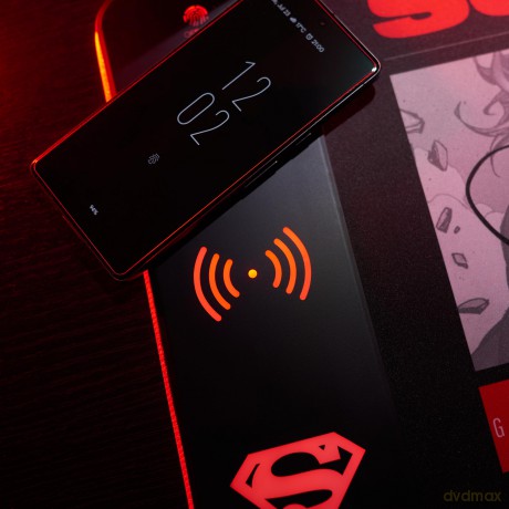 Numskull Superman - Oversize Gaming Mat & Mobile Charger