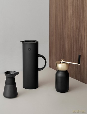 Stelton - EM77 Vacuum Jug 1 L (Soft Black)
