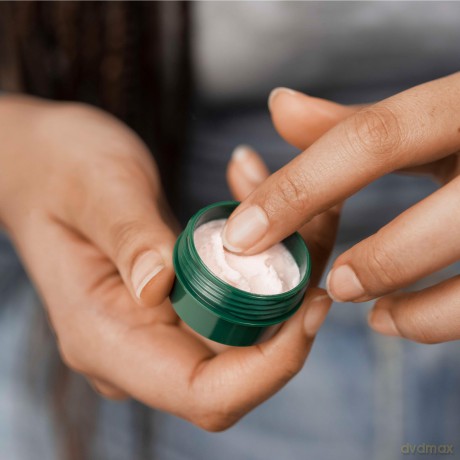 The Body Shop Nourishing and protective lip balm Strawberry (Lip Butter) 10 ml