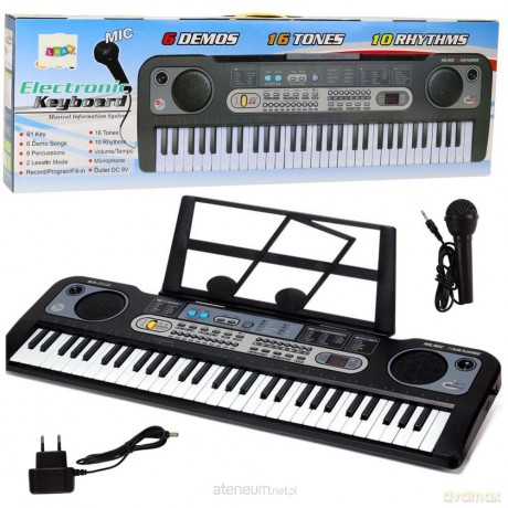 Keyboard z mikrofonem, stojakiem i nutami